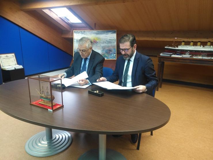 Antonio Desbasto Menor e o alcalde de Ferrol, Anxo Mato, asinan un convenio. 