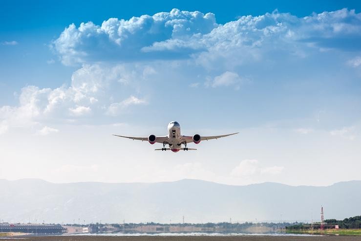 Un avión despega nunha imaxe de arquivo. ENAIRE - Arquivo