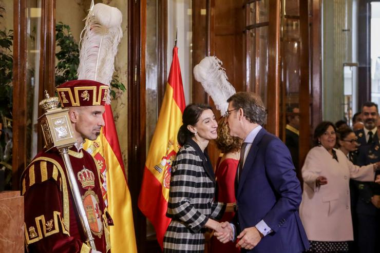 Pilar Llop e Alberto Núñez Feijóo saúdanse no acto de Conmemoración do Día da Constitución no Congreso dos Deputados, en Madrid (España) a 6 de decembro de 2019.. Ricardo Rubio - Europa Press 