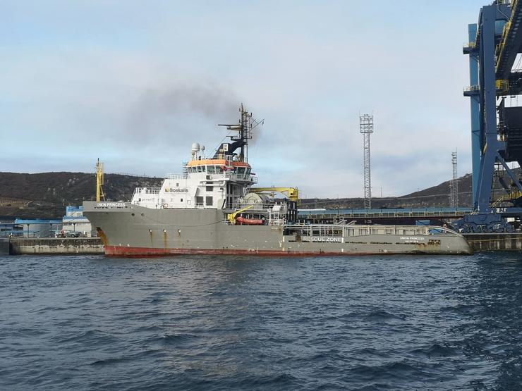 Remolcador Union Princess no porto exterior de Ferrol para axudar nos labores de desencallamiento do Blue Star. JOSÉ R. MONTERO 