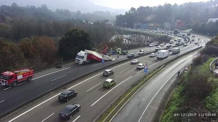 Camión que descarrilou na A-55 na subida de Puxeiros. // DGT