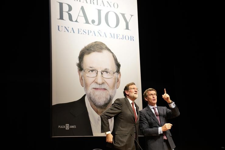 O presidente da Xunta de Galicia, Alberto Núñez Feijóo, e o expresidente Rajoy na presentación do libro 'Unha España mellor' de Mariano Rajoy. Álvaro Ballesteros - Europa Press 
