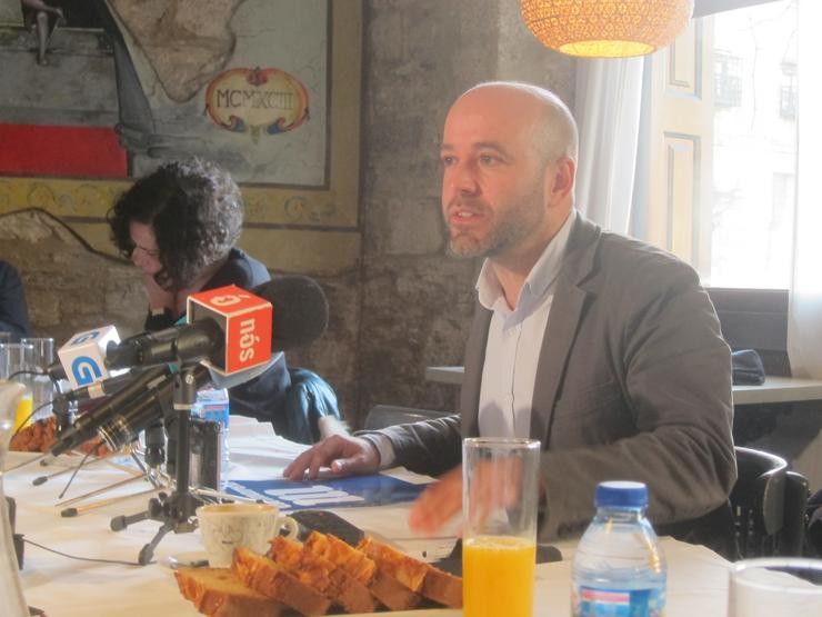 O portavoz de En Marea, Luís Villares, nun almorzo informativo 