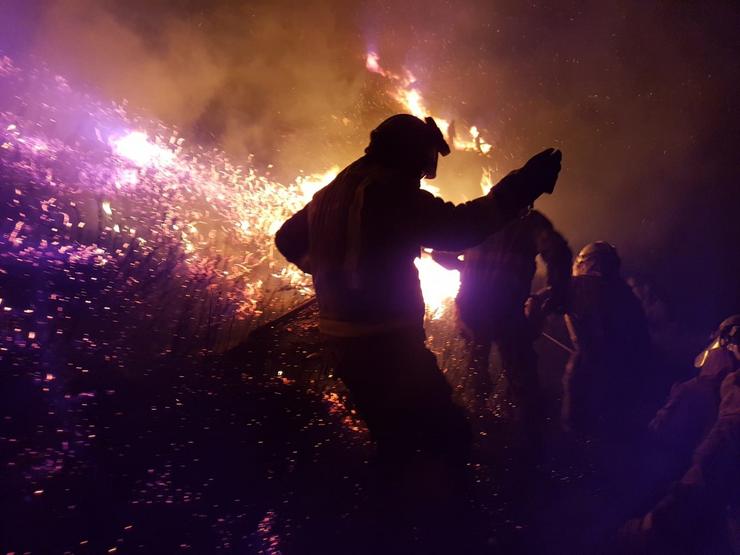 Incendio forestal en Chandrexa de Queixa (Ourense), na madrugada do día 5. REMITIDA / Europa Press