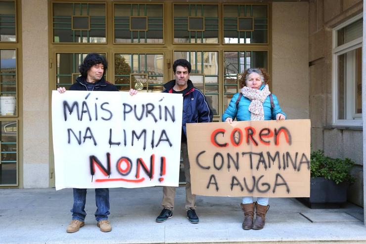 Integrantes do Movemento Ecoloxista da Limia (MEL) protestan polos problemas de contaminación con xurro da comarca / remitida