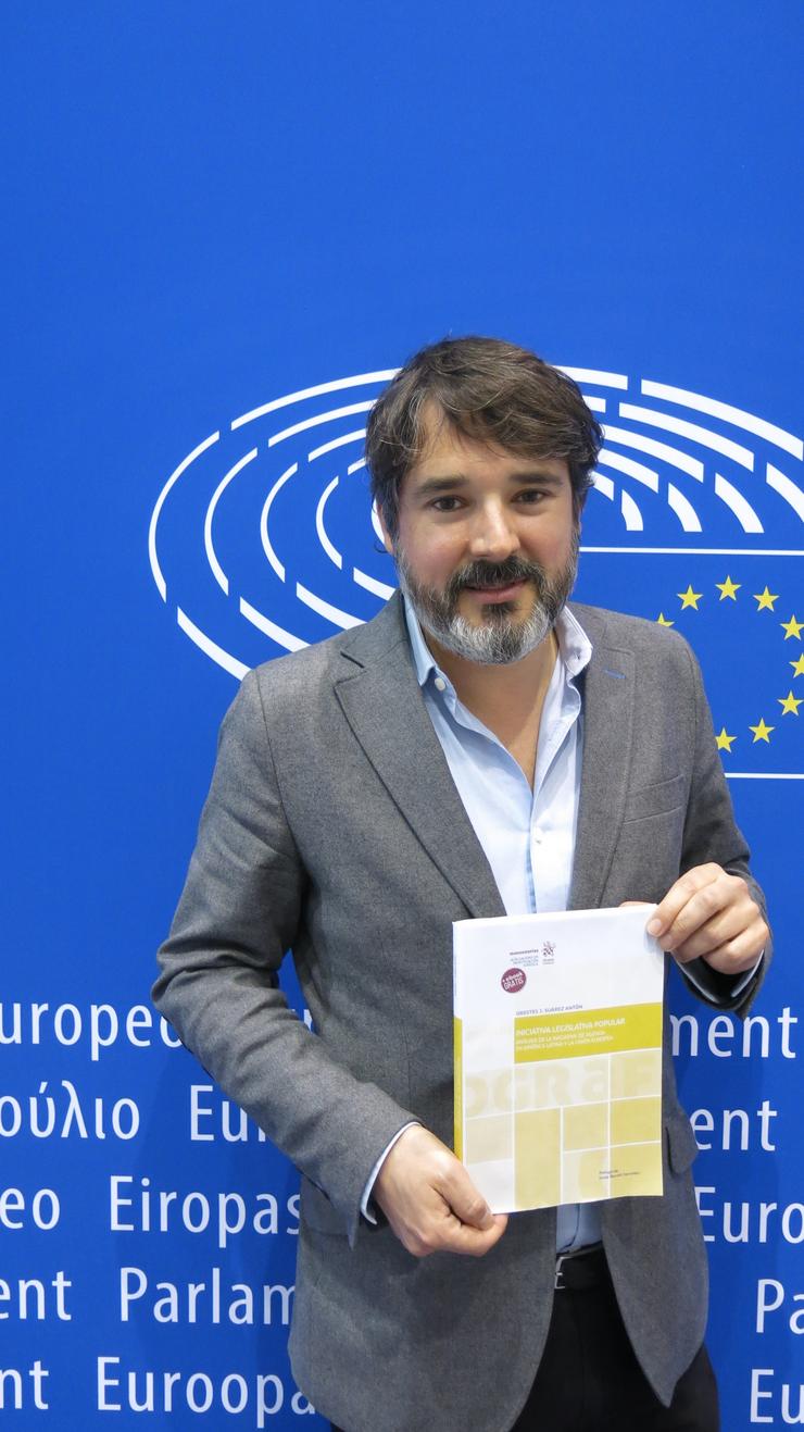 O investigador galego Orestes Suárez Antón coa publiación do seu estudo. REMITIDA AUTOR / Europa Press