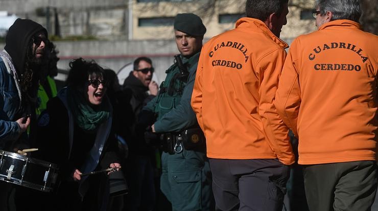 Cazadores e animalistas, no campionato provincial de caza do raposo en Cerdedo-Cotobade / Miguel Núñez.