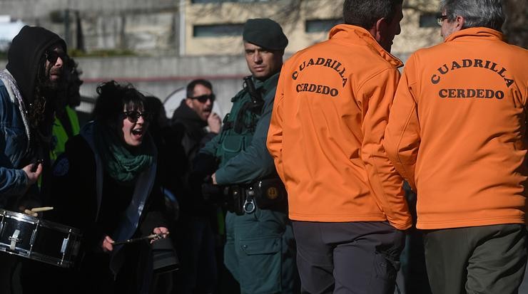 Cazadores e animalistas, no campionato provincial de caza do raposo en Cerdedo-Cotobade 