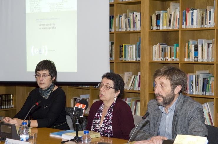 Ana Isabel Boullón, Rosario Álvarez e Xosé Luís Regueira presentan o libro. CONSELLO DA CULTURA GALEGA / Europa Press