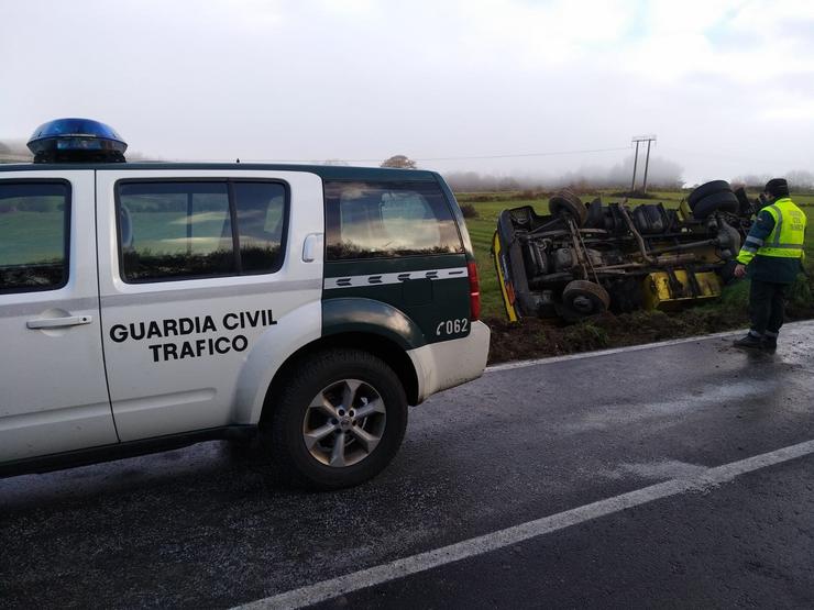 Camión envorcado por placas de xeo en Rodeiro (Pontevedra).. GARDA CIVIL