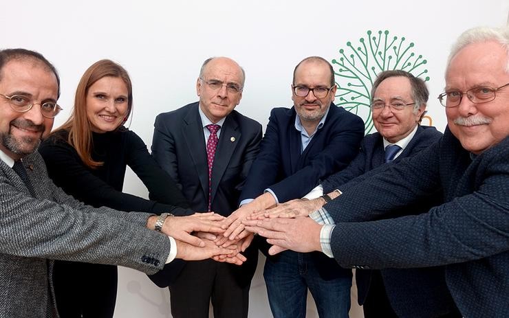 Integrantes da Real Academia Galega, o Institut d’Estudis Catalans, a Real Academia da Lingua Vasca - Euskaltzaindia, a Fryske Akademy, Lo Congrès Permanent de la Lenga Occitan e EURAC - Institute for Applied Linguistics na sinatura dun convenio para potenciar as linguas minorizadas de Europa / RAG