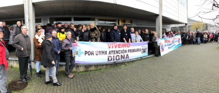 Veciños e médicos concentráronse ante un centro de saúde. AXM