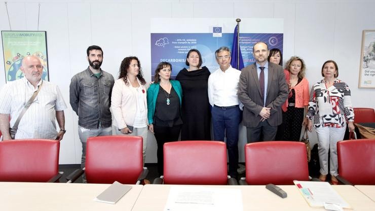 A eurodiputada Ana Miranda e as vítimas, nunha reunión hai meses con Vulc. REMITIDA 
