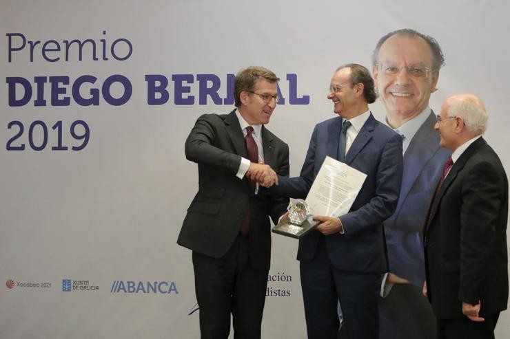 Xosé Luís Vilela recibe o premio Diego Bernal 
