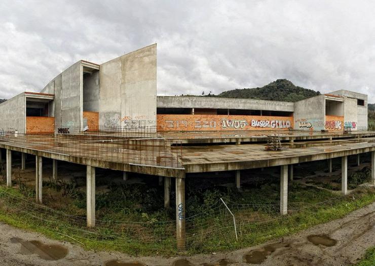 Centro de Intepretación dos Parques Naturais de Galicia totalmente abandonado / Adega
