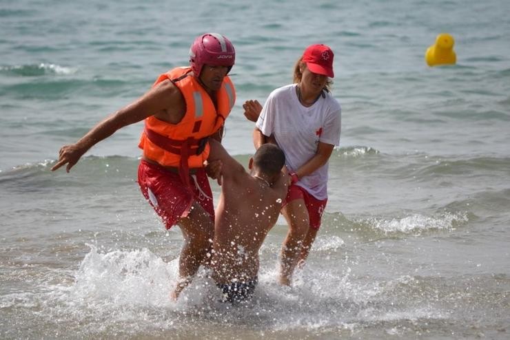 Rescate realizado por Cruz Vermella nunha praia de Alacante. CRUZ VERMELLA ALACANTE - Arquivo / Europa Press