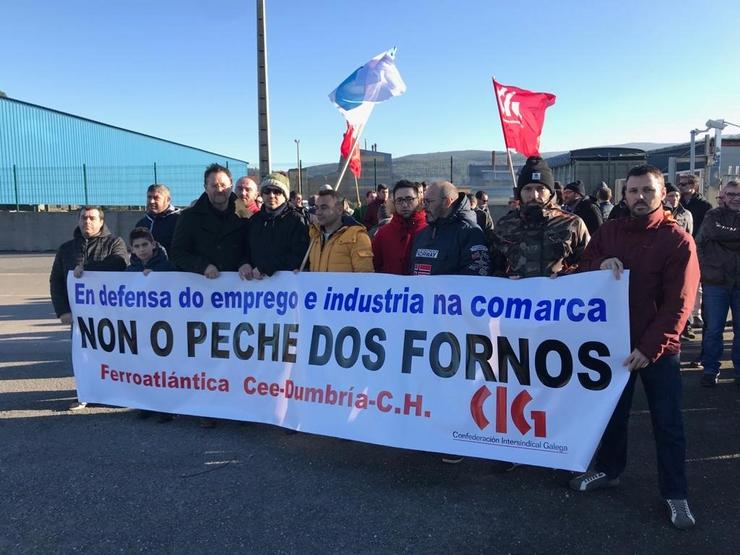 Concentración da CIG no porto de Brens, en Cee (A Coruña). CIG / Europa Press