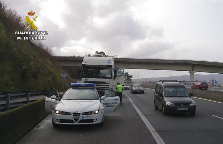A Garda Civil intercepta un camión por irregularidades na condución. GARDA CIVIL DE PONTEVEDRA