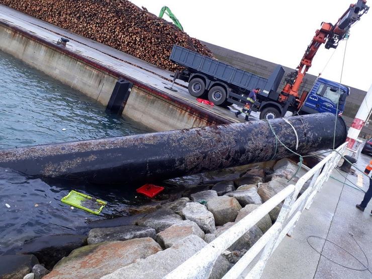 Tubaxe á deriva trasladada a Burela (Lugo).. SALVAMENTO MARÍTIMO. 