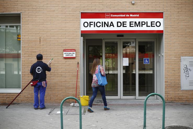 Parados acuden á oficina de emprego a actualizar a súa tarxeta do paro / EUROPA PRESS - Arquivo