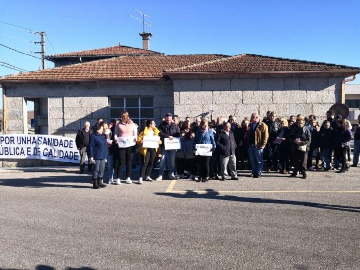 Concentració para denunciar as deficiencias da Sanidade pública en Pazos de Borbén 