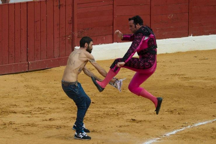 Un antitaurino salta a unha plaza de touros para protestar polas touradas / vice.com