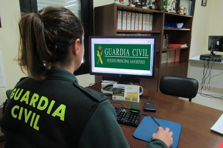 Unha axente da Garda Civil. GARDA CIVIL