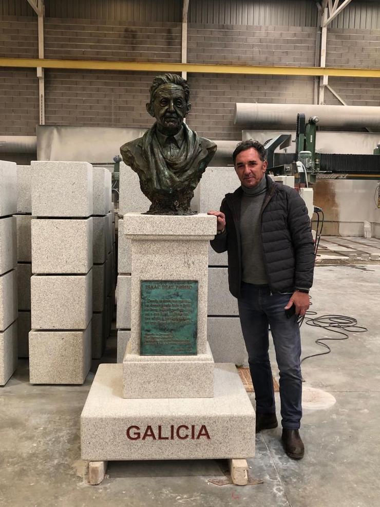 Monumento en homenaxe a Isaac Díaz Pardo obra de J.Molares 