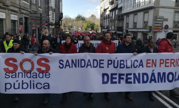 Representantes políticos na manifestación en Santiago de Compostela en defensa da sanidade pública 