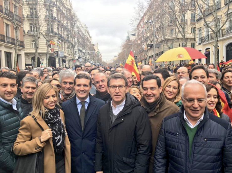 Alberto Núñez Feijóo, co presidente do PP, Pablo Casado, e o da Junta de Andalucía, Juanma Morenom, na manifestación en Madrid contra Pedro Sánchez, secundada tamén polo partido ultradereitista Vox, falanxistas e neonazis 