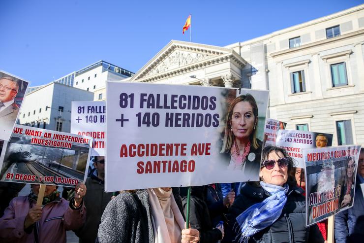 Concentración da plataforma de vítimas do accidente do tren Alvia fronte a. Ricardo Rubio - Europa Press 