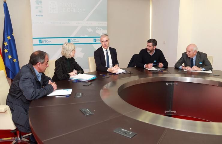 Unha reunión do conselleiro de Economía, Francisco Conde, coa CEG, UXT e CC.OO.. XUNTA