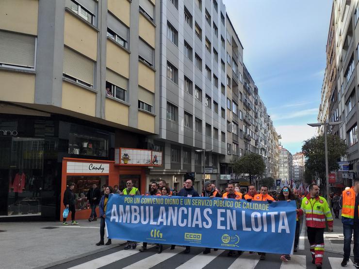 Centenares de traballadores de ambulancias maniféstanse en Santiago 