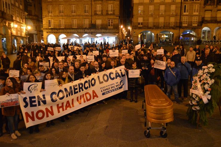 Unhas 1.000 persoas maniféstanse na Praza Maior de Ourense a favor do pequ 