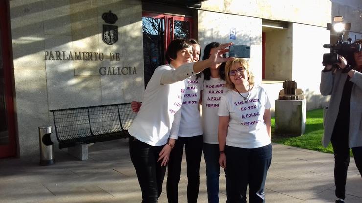 As deputadas do BNG pousan fronte á entrada do Parlamento de Galicia con ca 