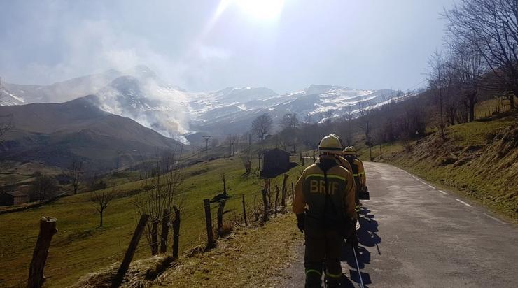 Permanece activo un incendio forestal dos 10 provocados hoxe en Cantabria. BRIF DE RUENTE 