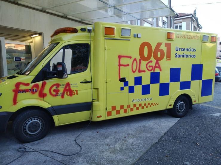 Ambulancia en Galicia con pintadas durante a folga no sector. FEGAM