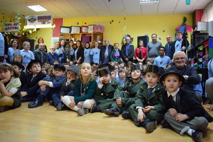 Os nenos e nenas de Cotobade (Pontevedra), terra natal de Antonio Fraguas, dan. RAG / Europa Press
