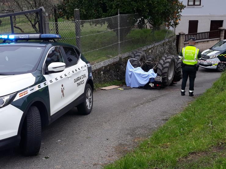 Accidente dun tractor en Valga.. GARDA CIVIL