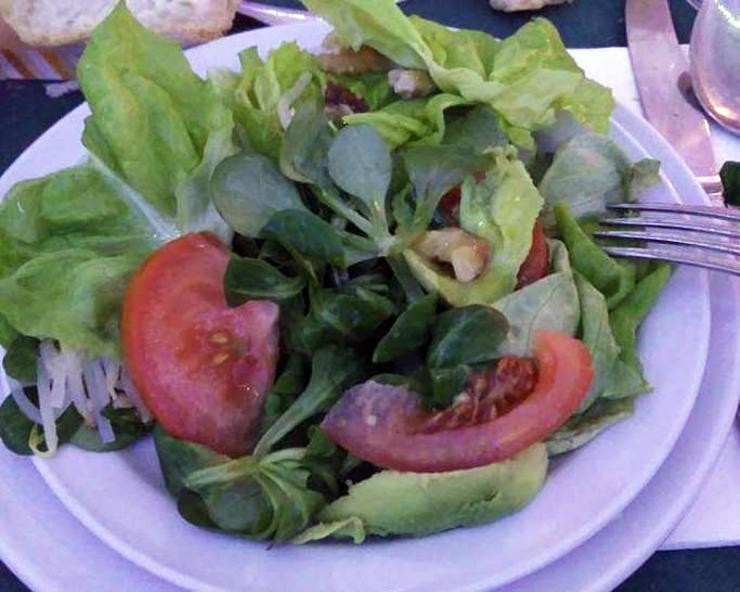 Ensalada de aguacate, un das opcións dun menú vegano 