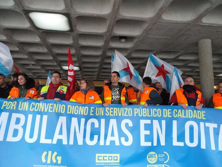 Protesta de traballadores de ambulancias en Santiago 