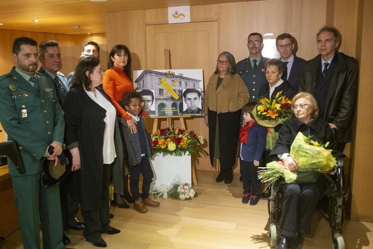 Música e flores en memoria dos dous gardas civís asasinados polo Grapo e. XUNTA / Europa Press