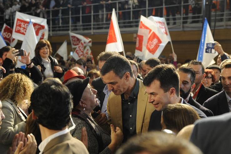 O presidente do Goberno, Pedro Sánchez, agarraches a un acto do PSdeG-PSOE. M. Dylan - Europa Press 