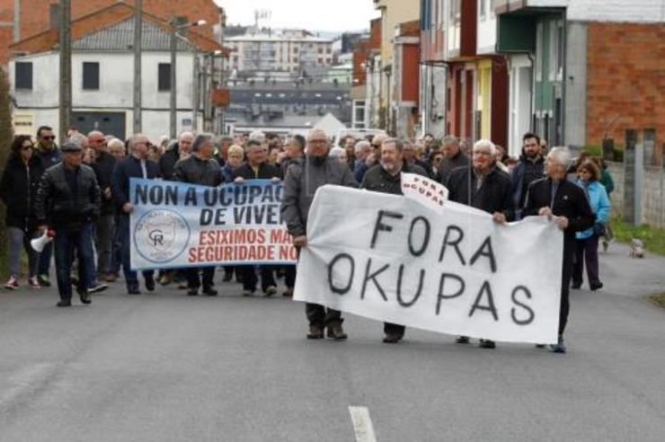 Manifestación convocada pola Asociación Gatos Rojos, contra a ocupación de vivendas e os okupas do barrio das Gándaras en Lugo 