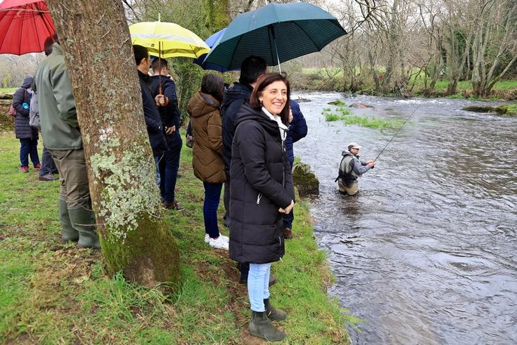 Ángeles Vázquez, conselleira de Medio Ambiente, nunha visita ao Coto de Pesca de Baio (A Coruña)