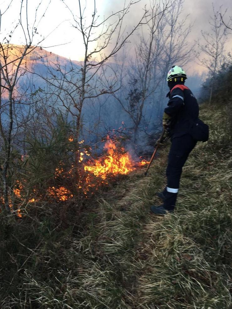 Bombeiros traballan na extinción de incendios forestais. BOMBEIROS DE NAVARRA