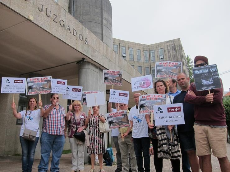 Vítimas de Angrois protestan ante os xulgados de Santiago. EUROPA PRESS - Arquivo 