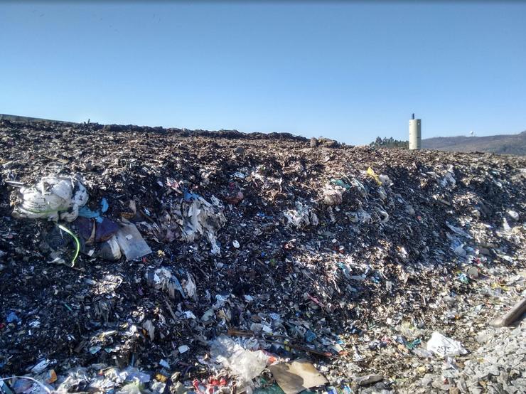 Fiscalía denuncia por suposto delito ambiental o vertedoiro de Miramontes. PLATAFORMA DO VERTEDOIRO DE SANTIAGO