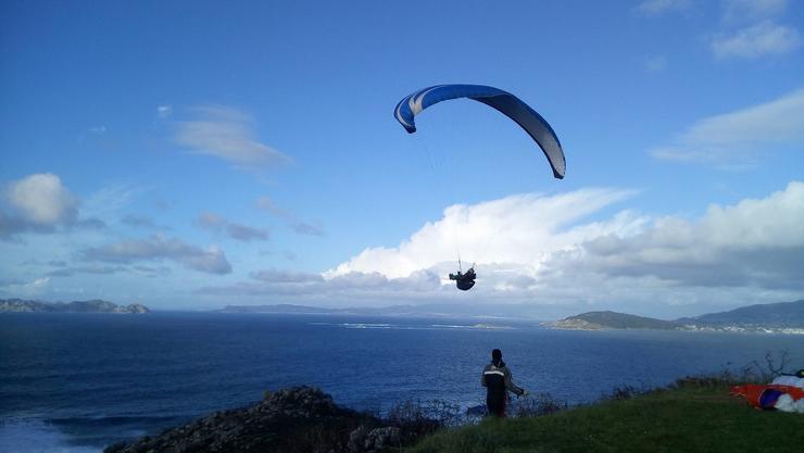 Practicando Parapente en Baiona / twitter marcovolador