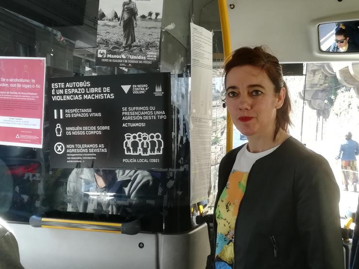 Vinilos nos 50 autobuses urbanos de Santiago explican como actuar ante as ag 